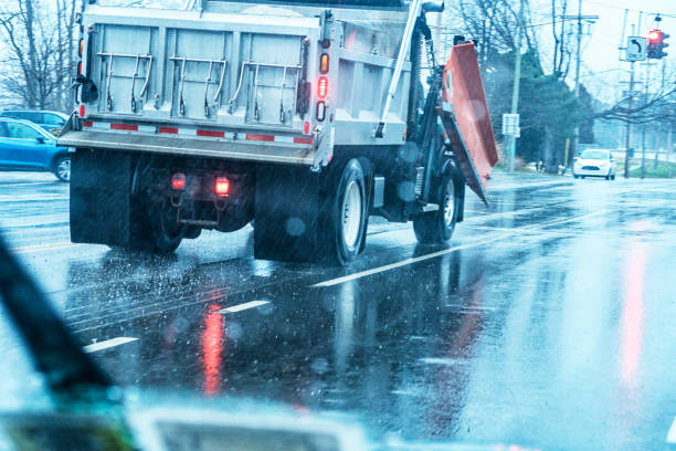 Tips Truk Aman di Jalanan Licin 